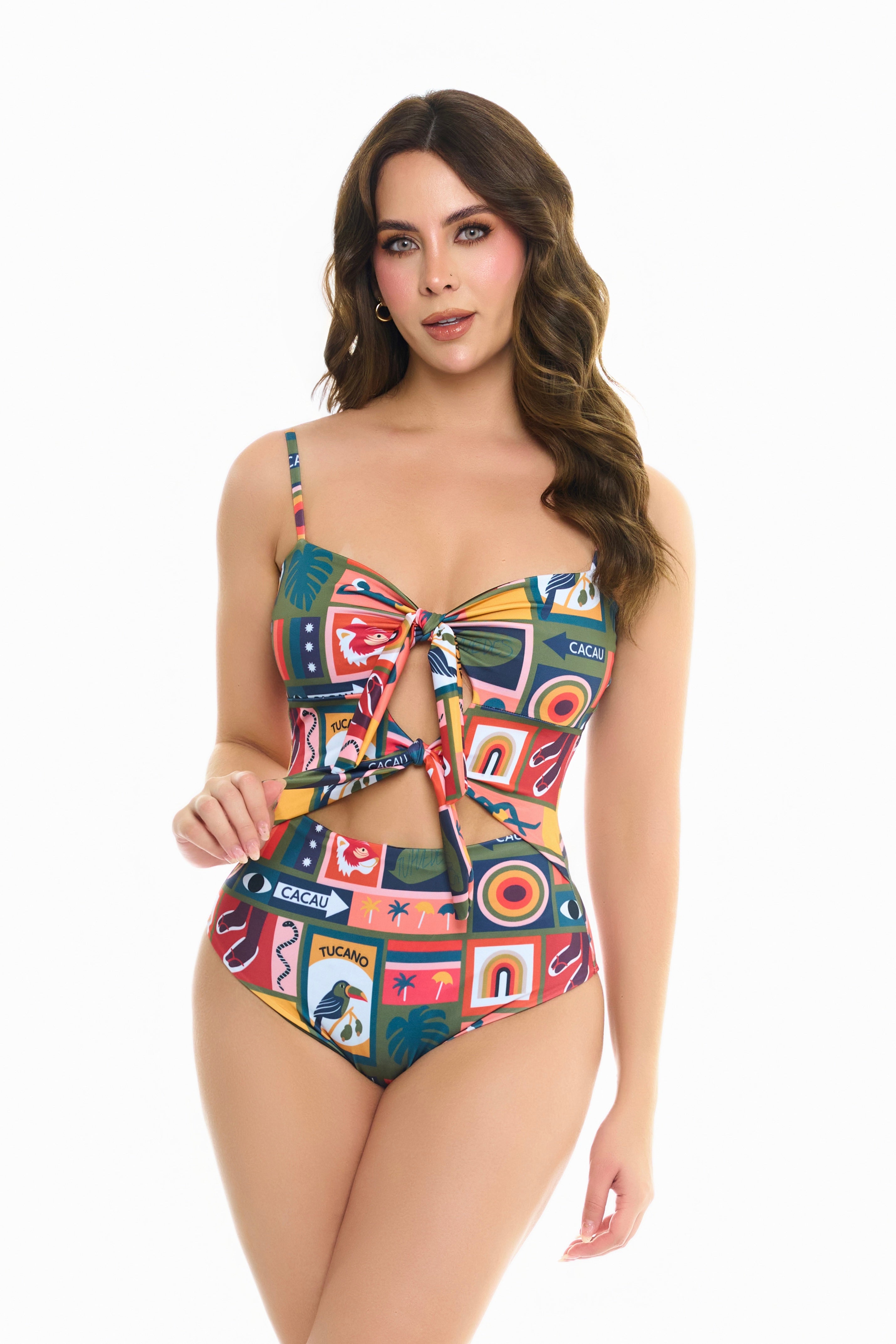 Traje de baño enterizo con nudo estampado verde con letrero Cacau