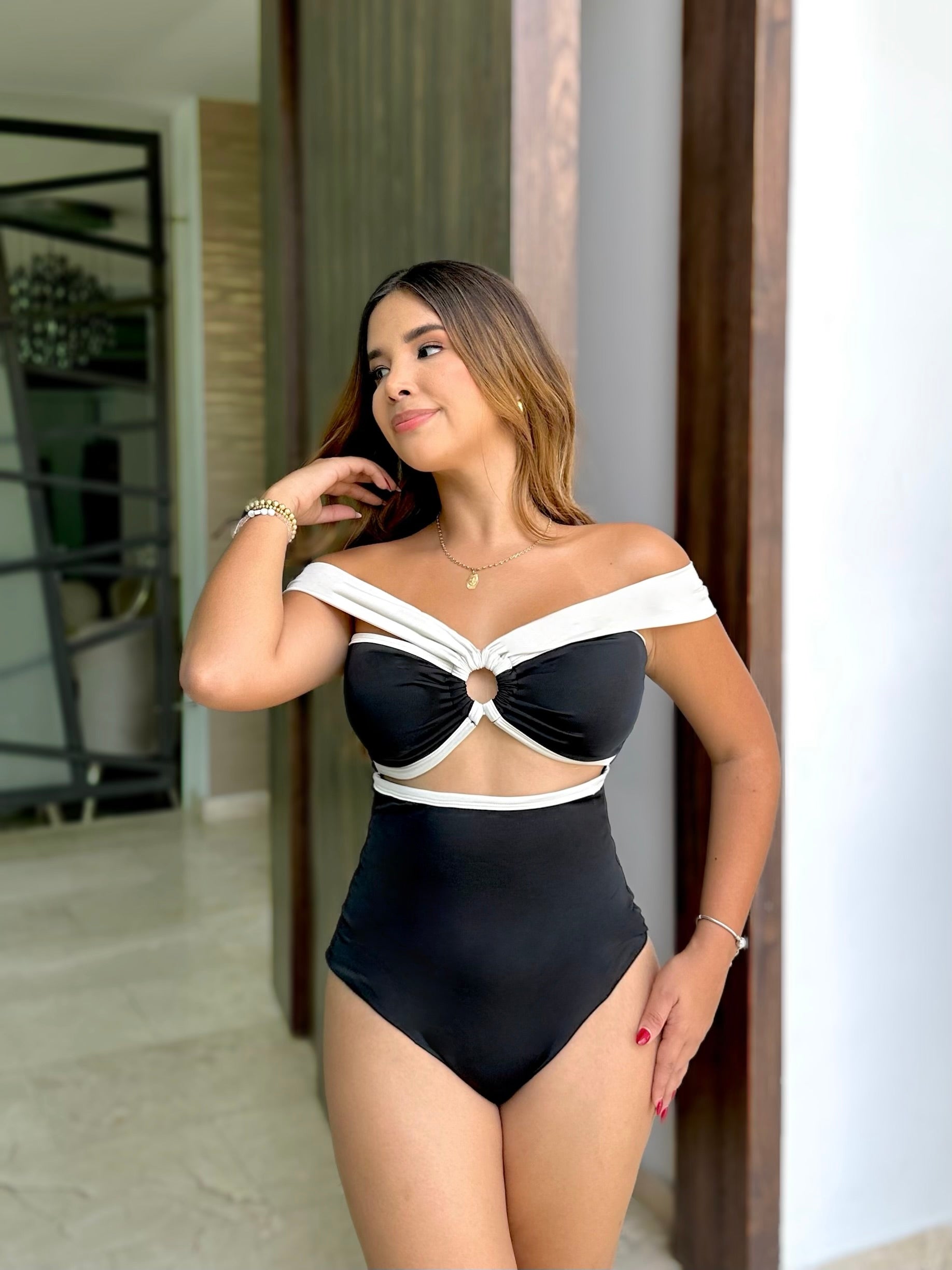Traje de baño enterizo color negro herraje bandeja
