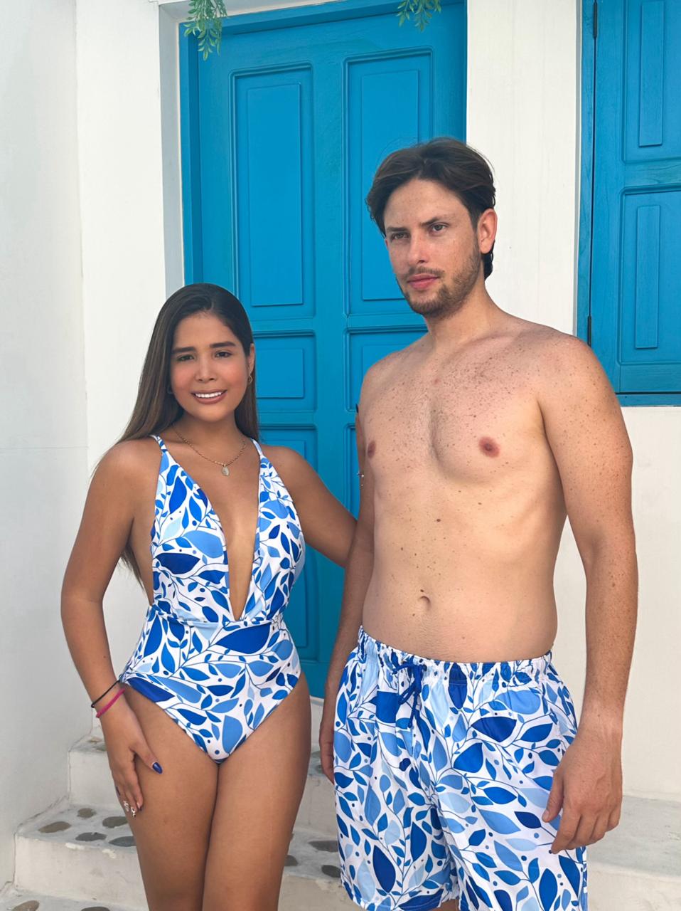 Combo de Pareja enterizo escote con pantaloneta estampado hojas acuarela azul