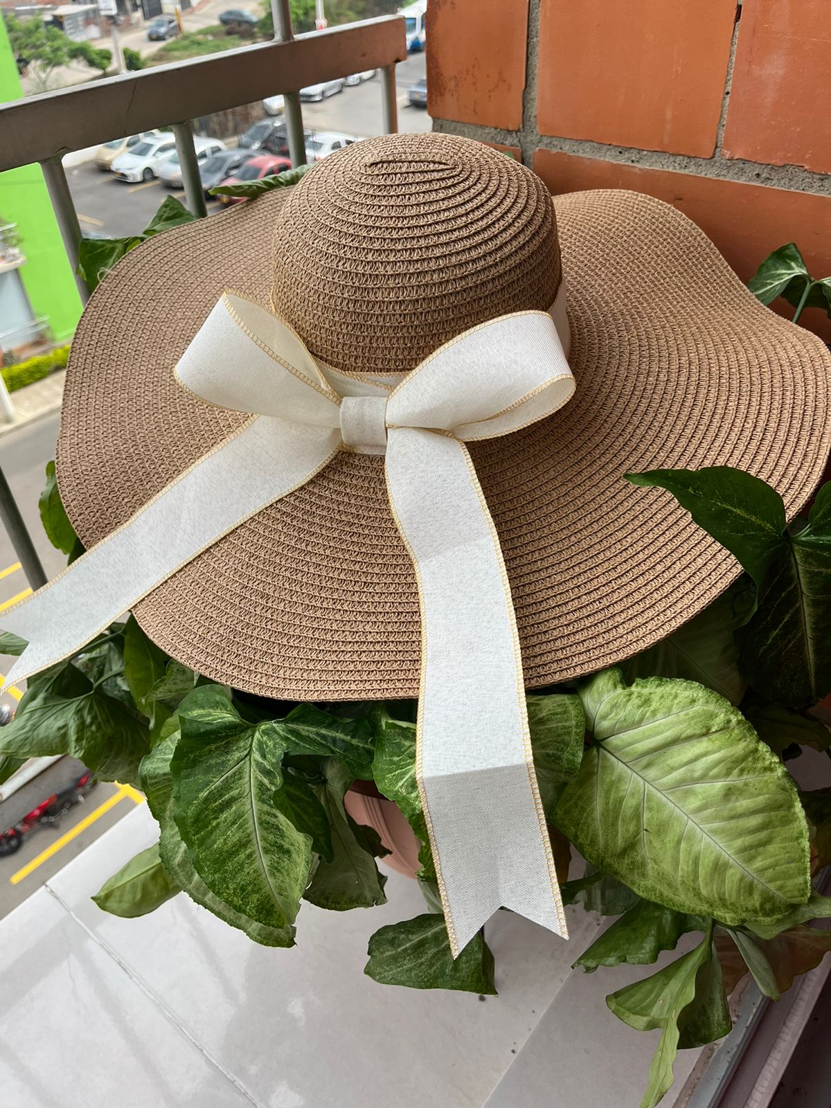 Sombrero tipo pava moño color crema – Hollykrab
