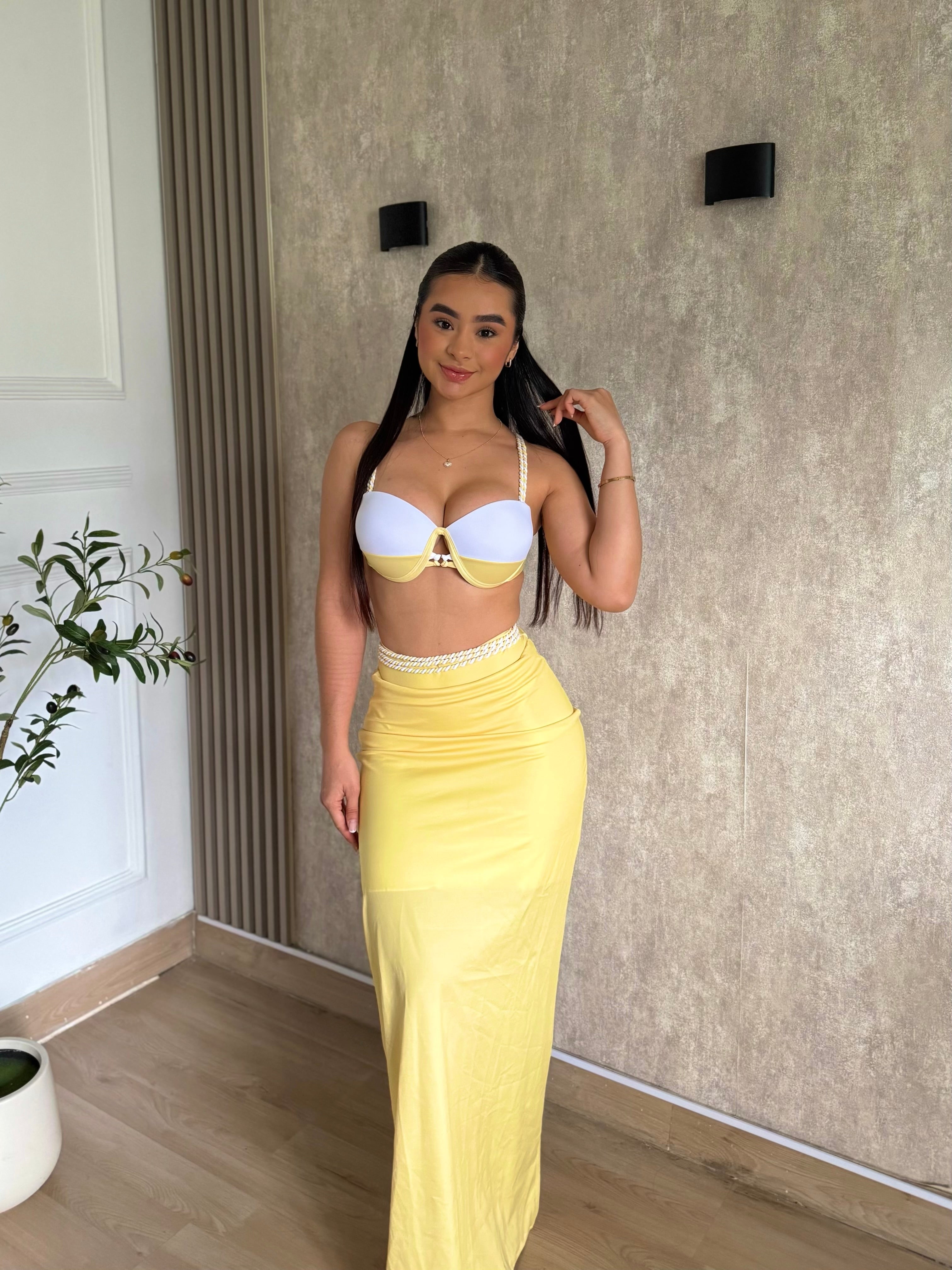Set Playero de 3 piezas. Falda larga, top, panty alta amarillo