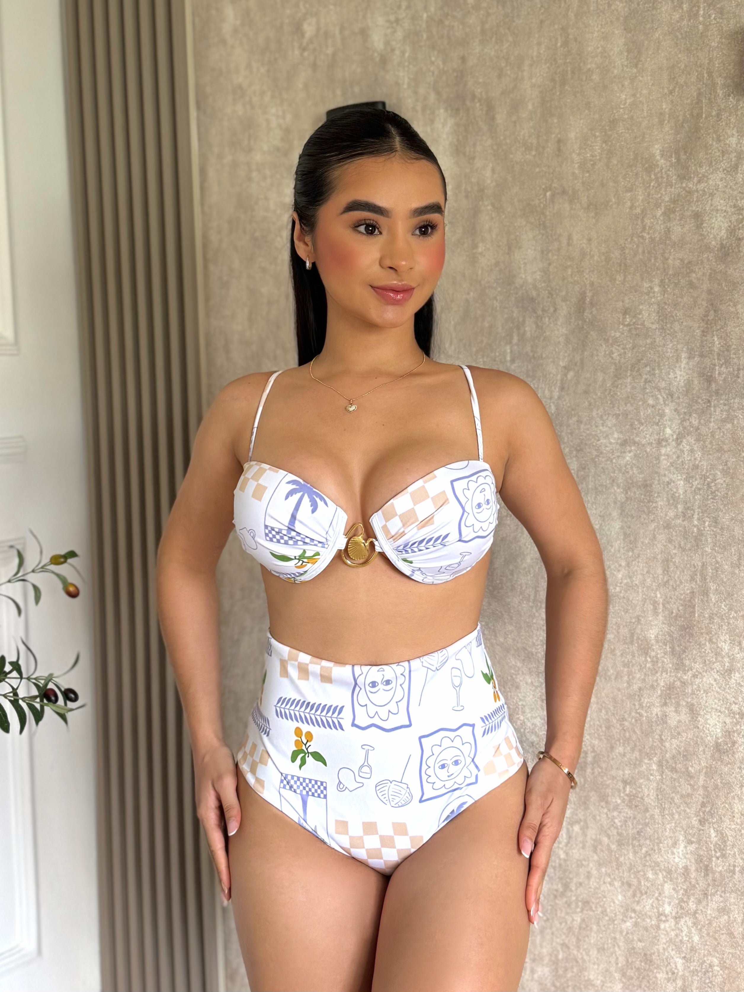 Set Playero de 3 piezas. Traje de baño, falda print cuadros tropical
