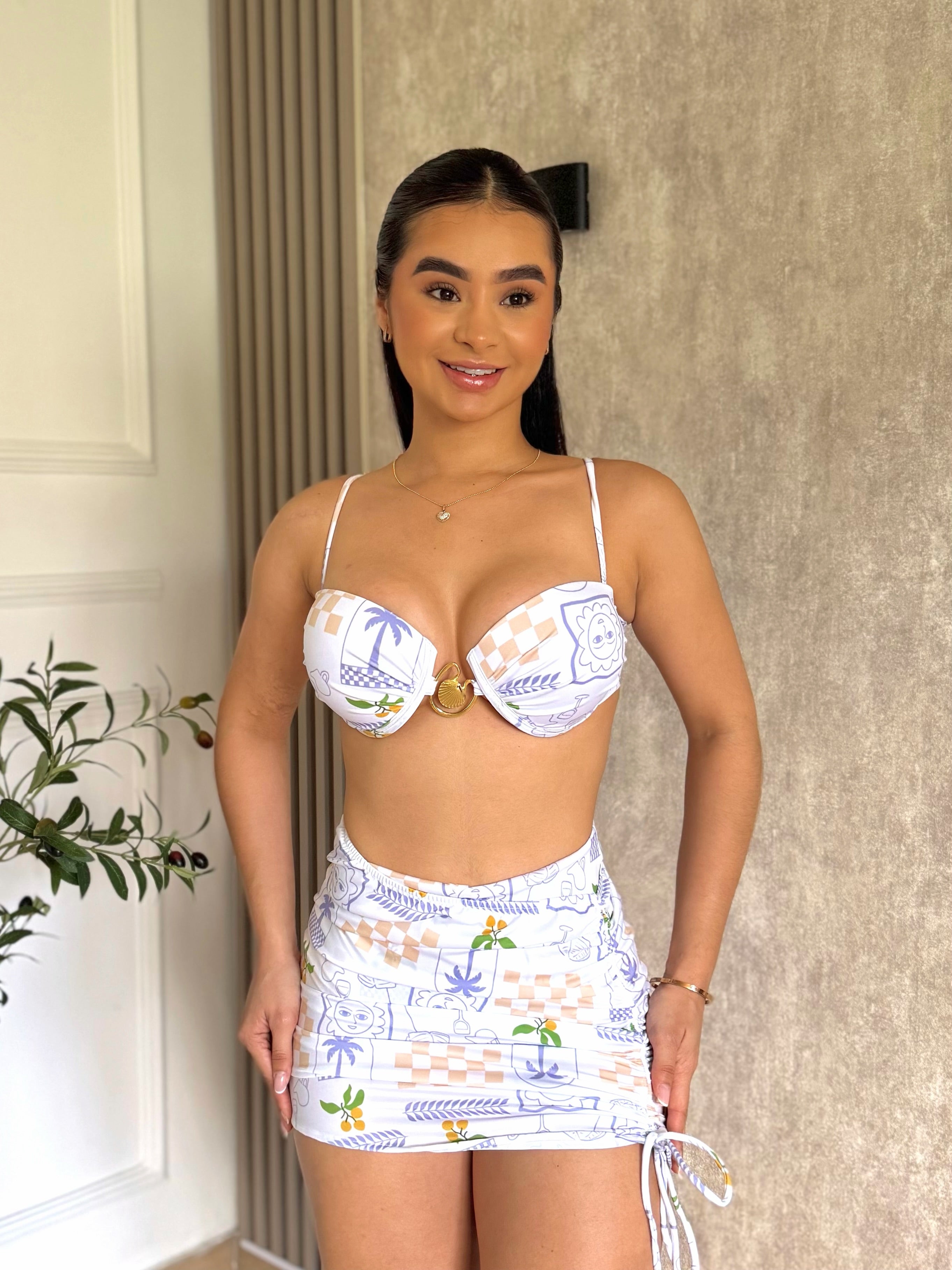 Set Playero de 3 piezas. Traje de baño, falda print cuadros tropical