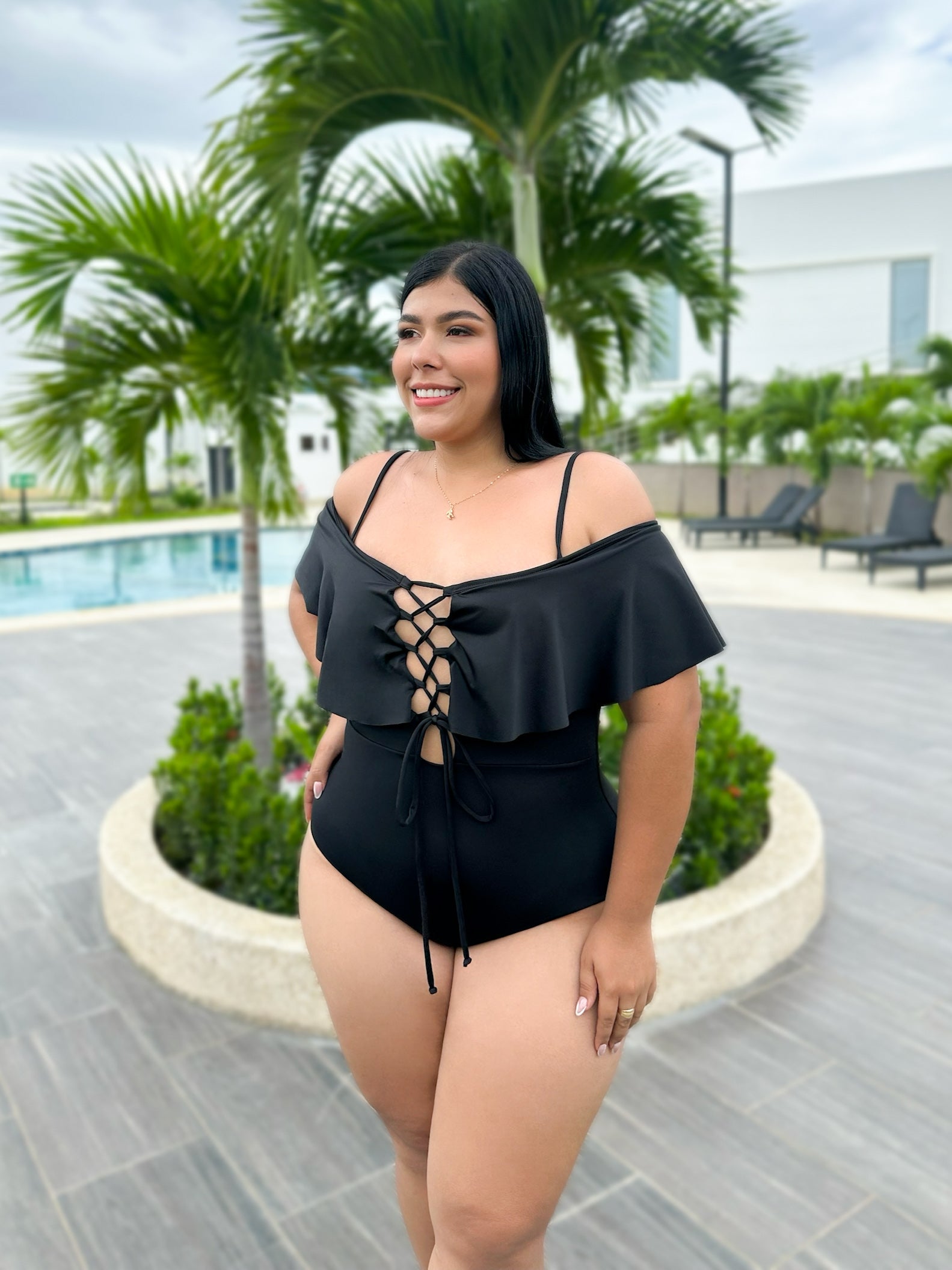 Traje de baño enterizo plus campesino gola negro control abdomen