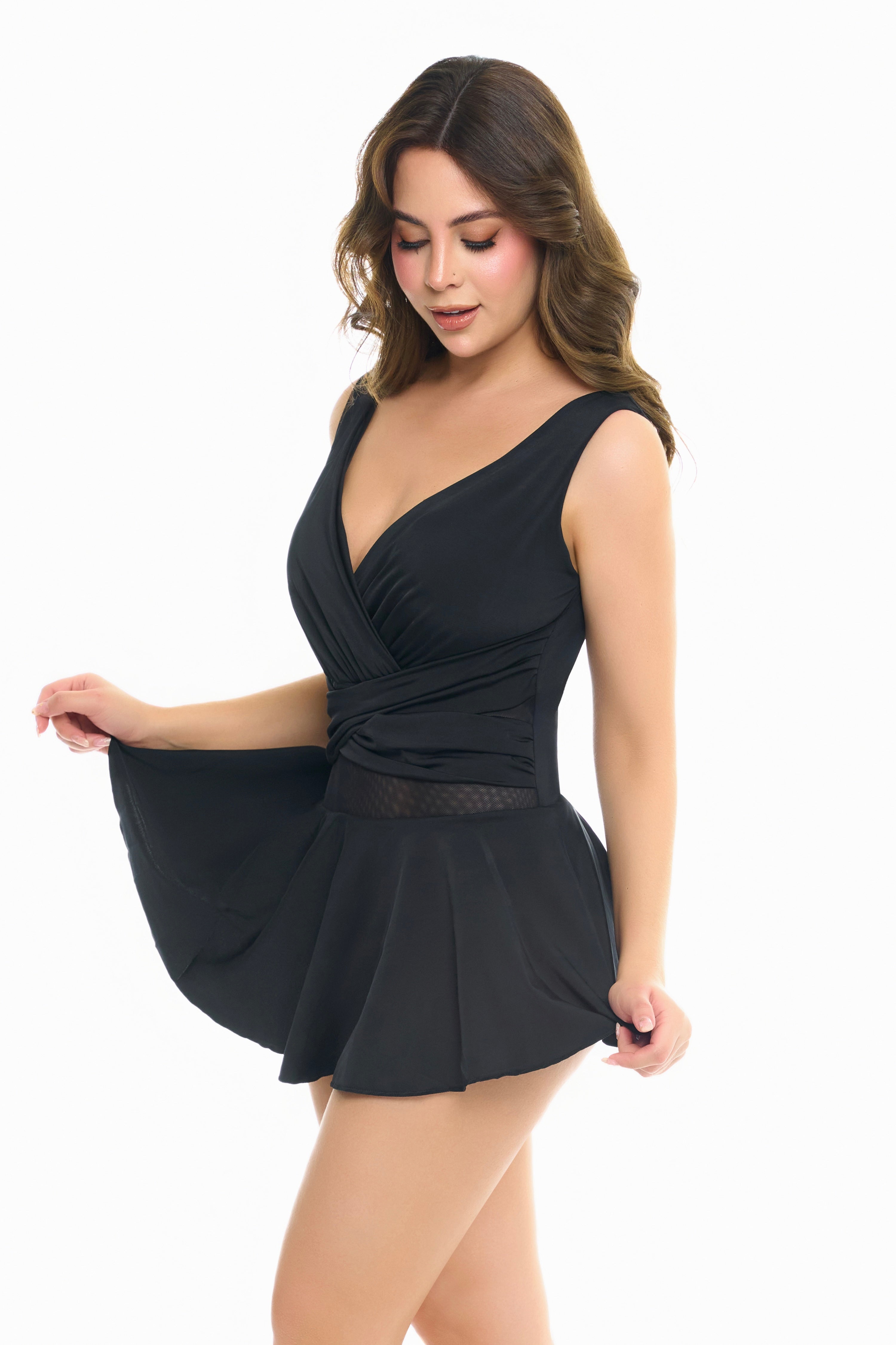 Vestido de baño enterizo tipo falda unicolor negro con malla