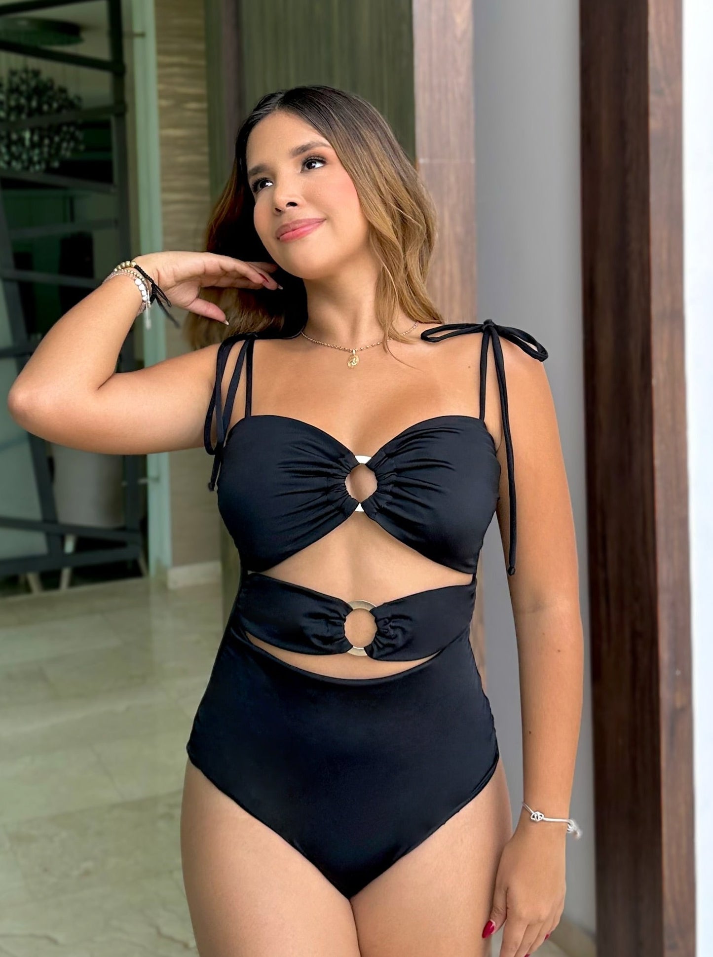 Traje de baño enterizo color negro herraje círculo tiras amarrar