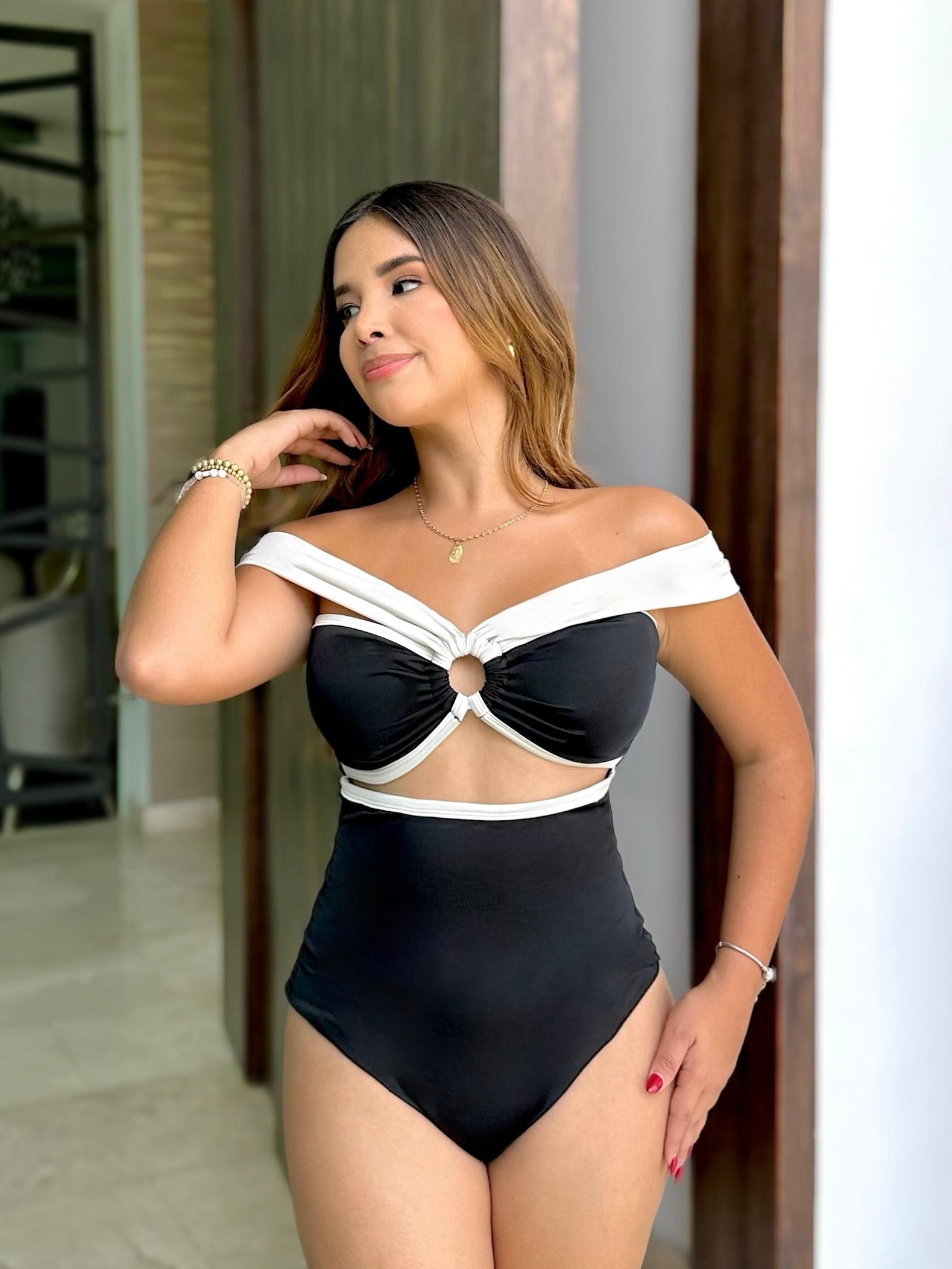Traje de baño enterizo color negro herraje bandeja