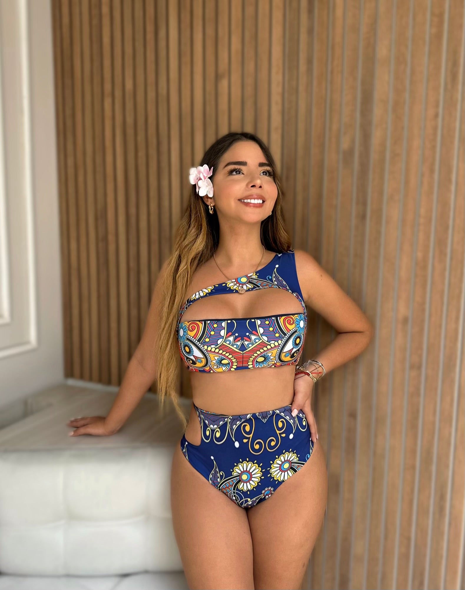 Traje de baño dos piezas top con varilla medio beso  panty alto con abertura estampado tribal