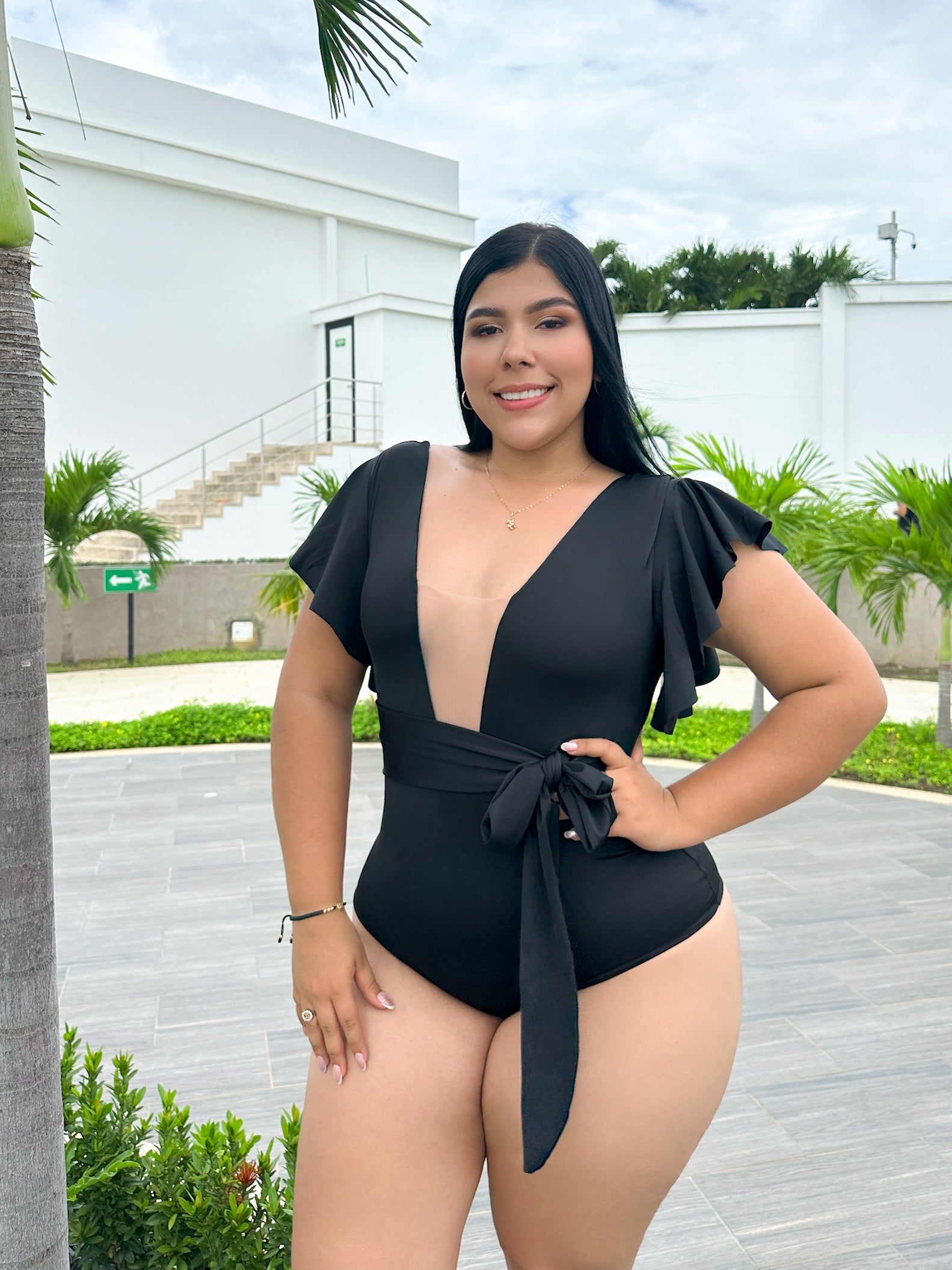 Traje de baño enterizo plus escote negro control abdomen
