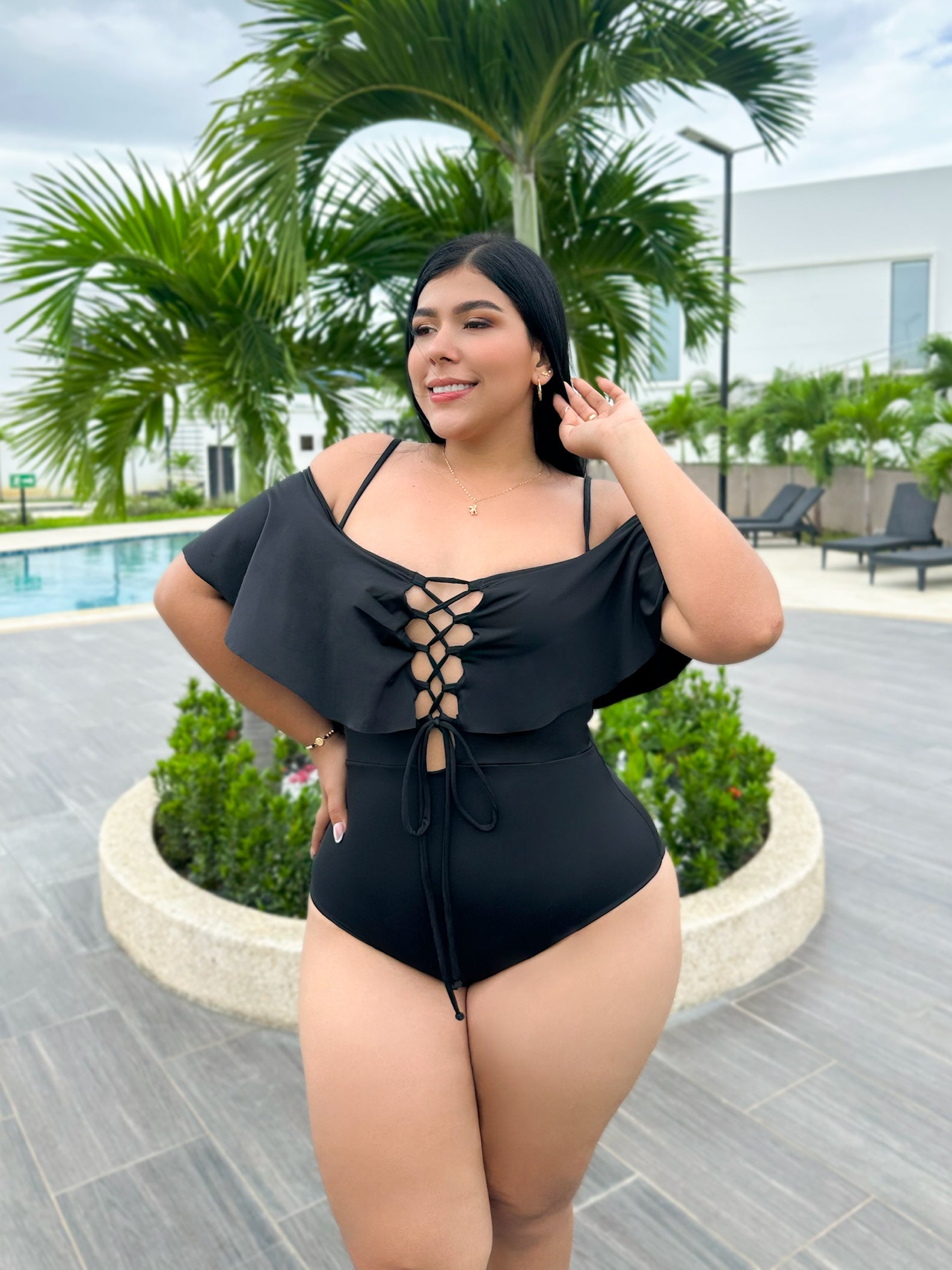 Traje de baño enterizo plus campesino gola negro control abdomen