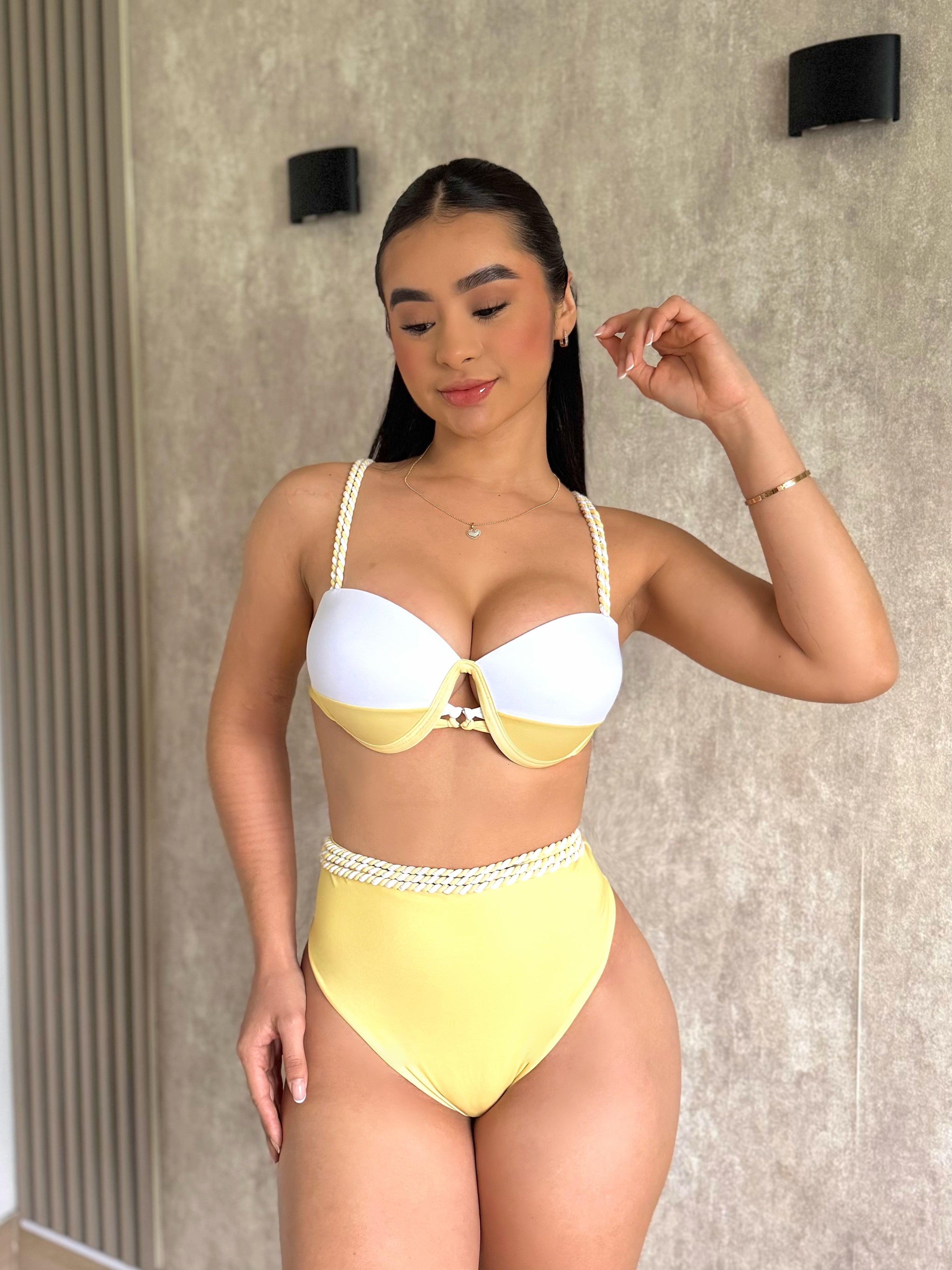Set Playero de 3 piezas. Falda larga, top, panty alta amarillo