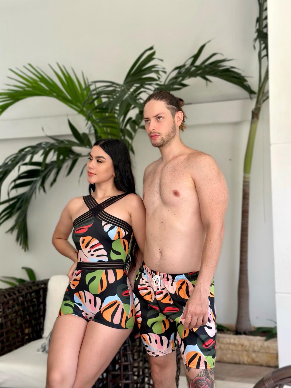 Combo de Pareja mono enterizo tipo short más pantaloneta estampado negro hojas grandes coloridas