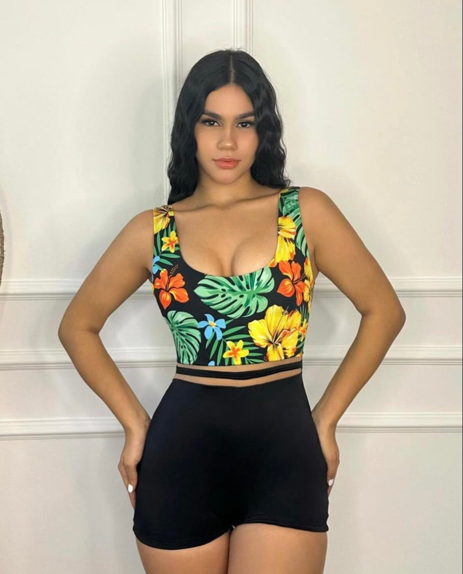 Traje de baño enterizo tipo short estampado arriba y negro abajo