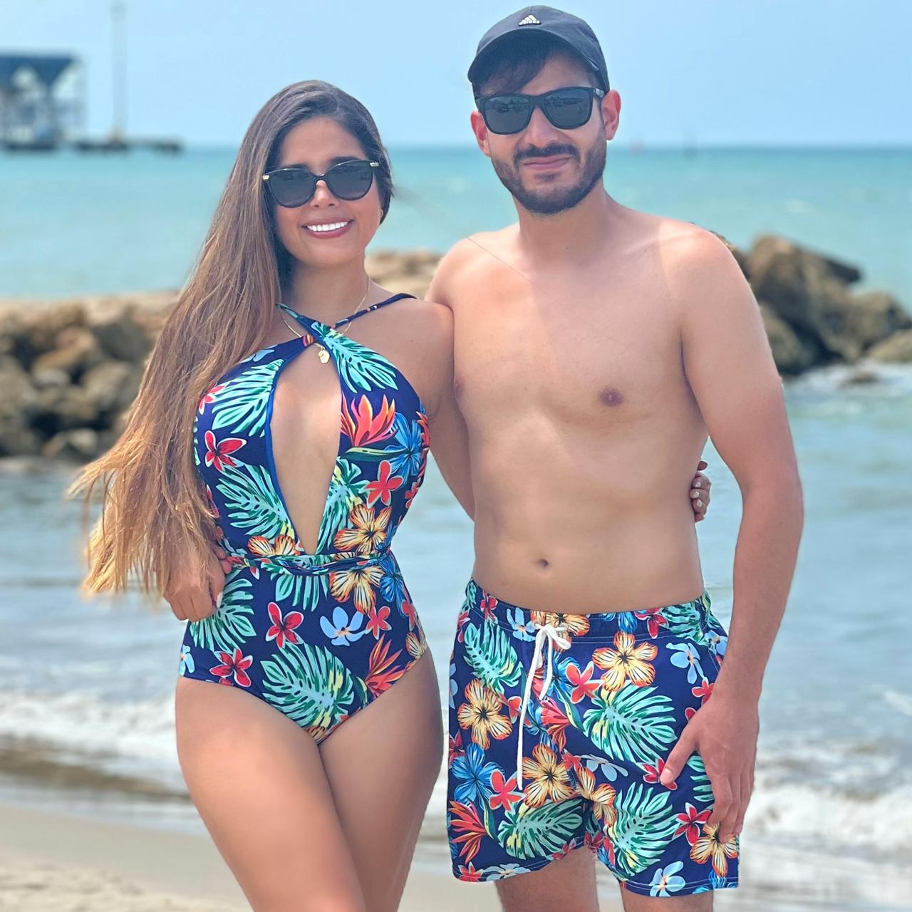 Combo de Pareja Enterizo mas Pantaloneta Estampado Azul Oscuro con Hojas y Flores