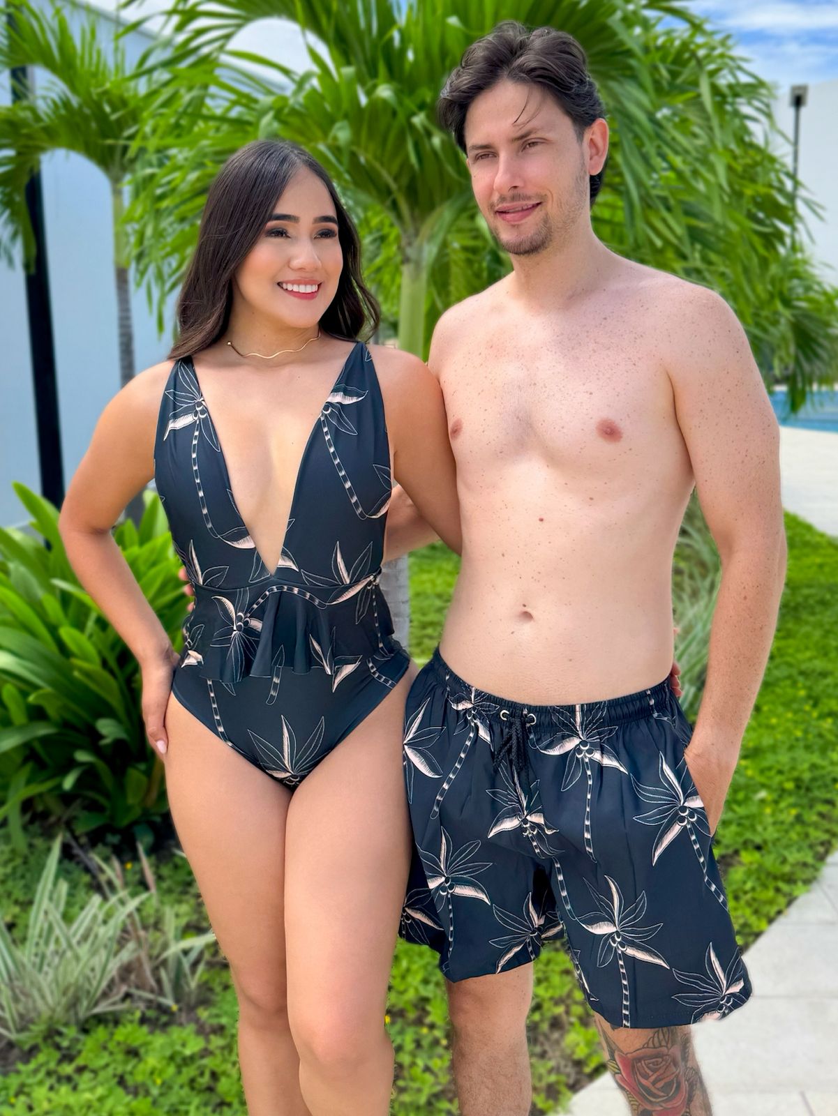 Combo de pareja dama traje de baño enterizo estampado escote profundo En V Detalle En Golas Y Caballero Pantaloneta Estampada