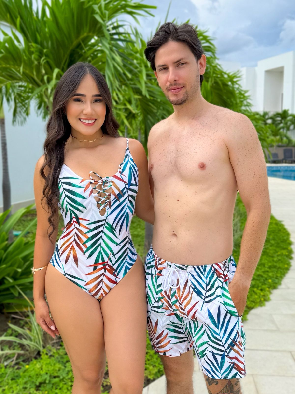 Combo De Pareja Dama Traje de Baño Enterizo Estampado Hojas Con Detalle Trenzado Y Caballero Pantaloneta Estampada