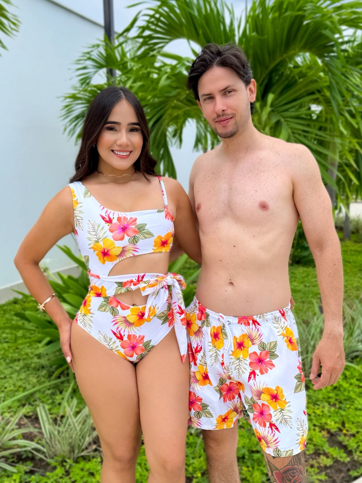 Combo De Pareja Dama Traje de Baño  Enterizo Estampado Floral Con Detalle En Cinturón Y Caballero Pantaloneta Estampada