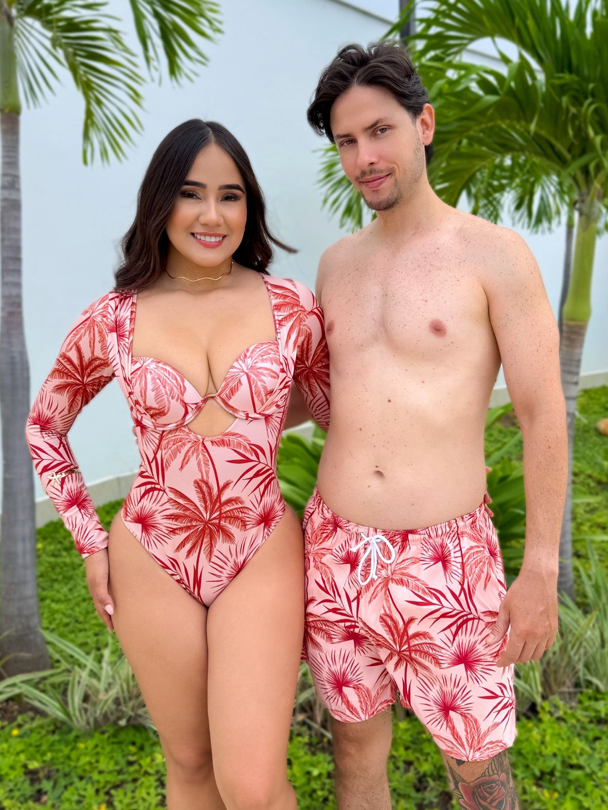 Combo De Pareja Dama Enterizo Tipo Buzo Prehormado Estampado Palmas Y Caballero Pantaloneta Estampada