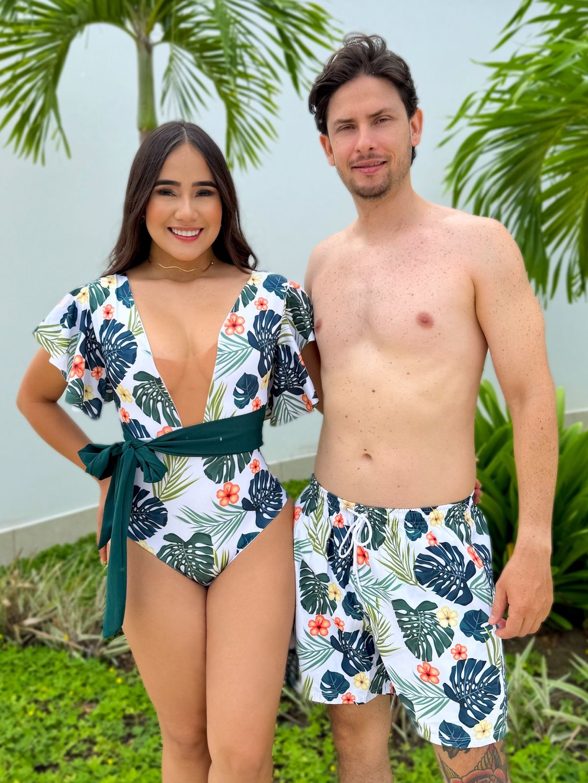 Combo De Pareja Dama Traje de Baño Enterizo Estampado Floral Con Detalle En Malla Y Caballero Pantaloneta Estampada
