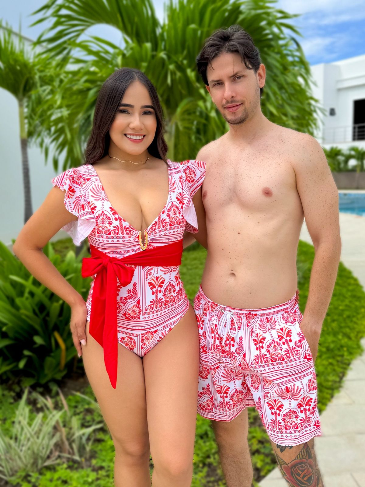Combo De Pareja Dama Enterizo Estampado Con Cinturón Detalle En Herraje Y Caballero Pantaloneta Estampada
