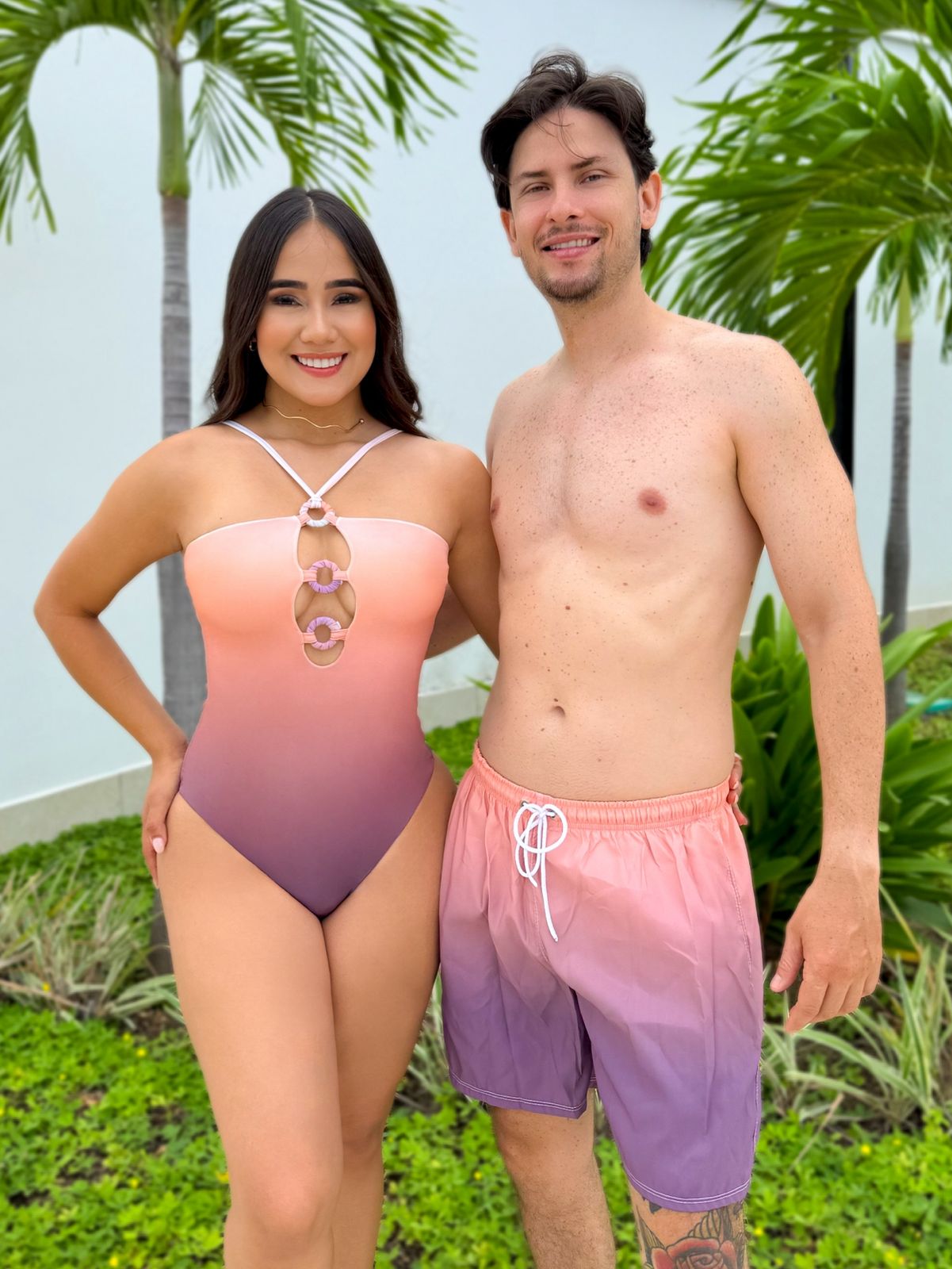 Combo de pareja dama enterizo estampado degradado con detalles en escote Y Caballero Pantaloneta Estampada