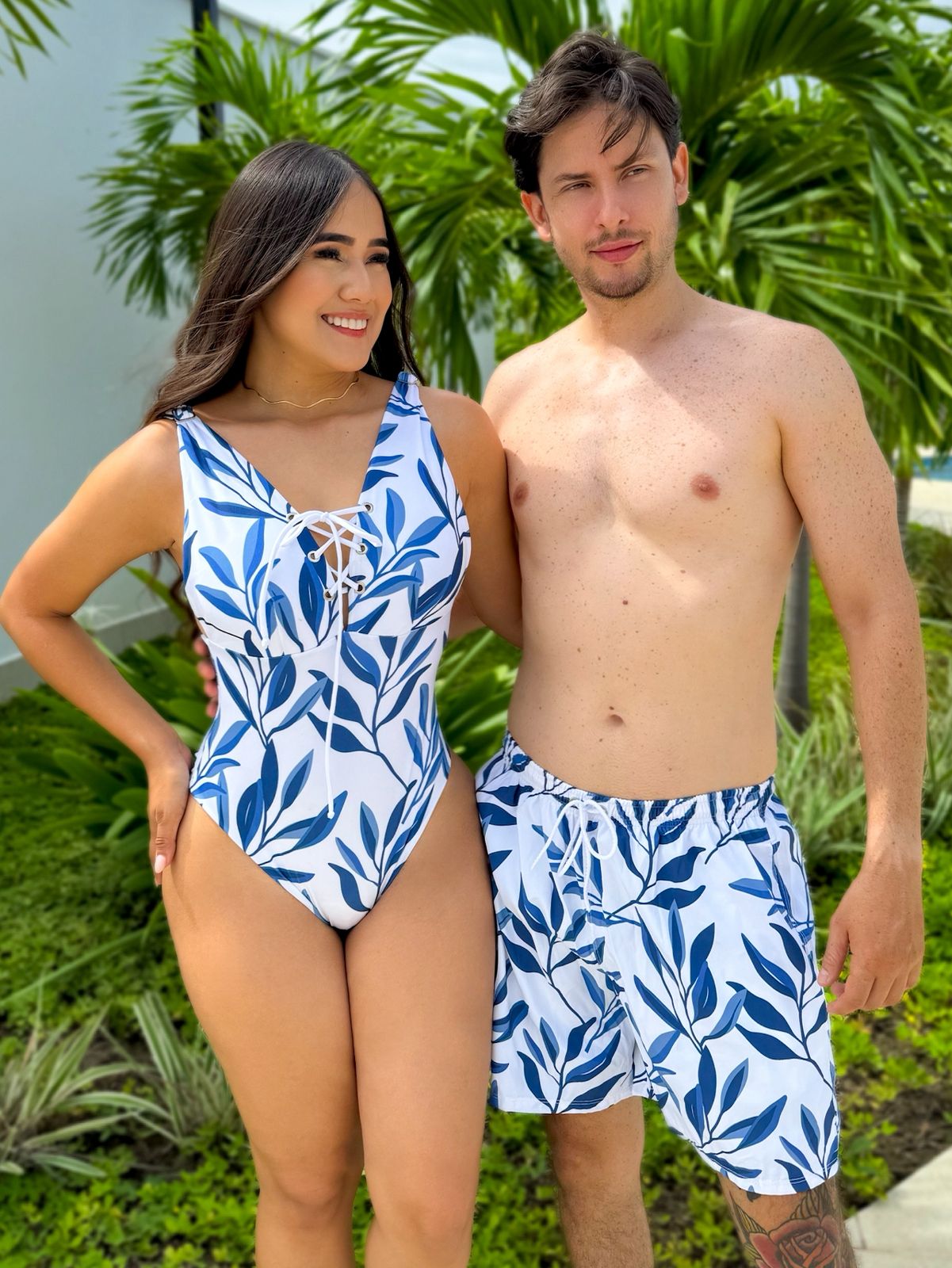 Combo De Pareja Dama Enterizo Estampado Con Detalle Trenzado Y Caballero Pantaloneta Estampada