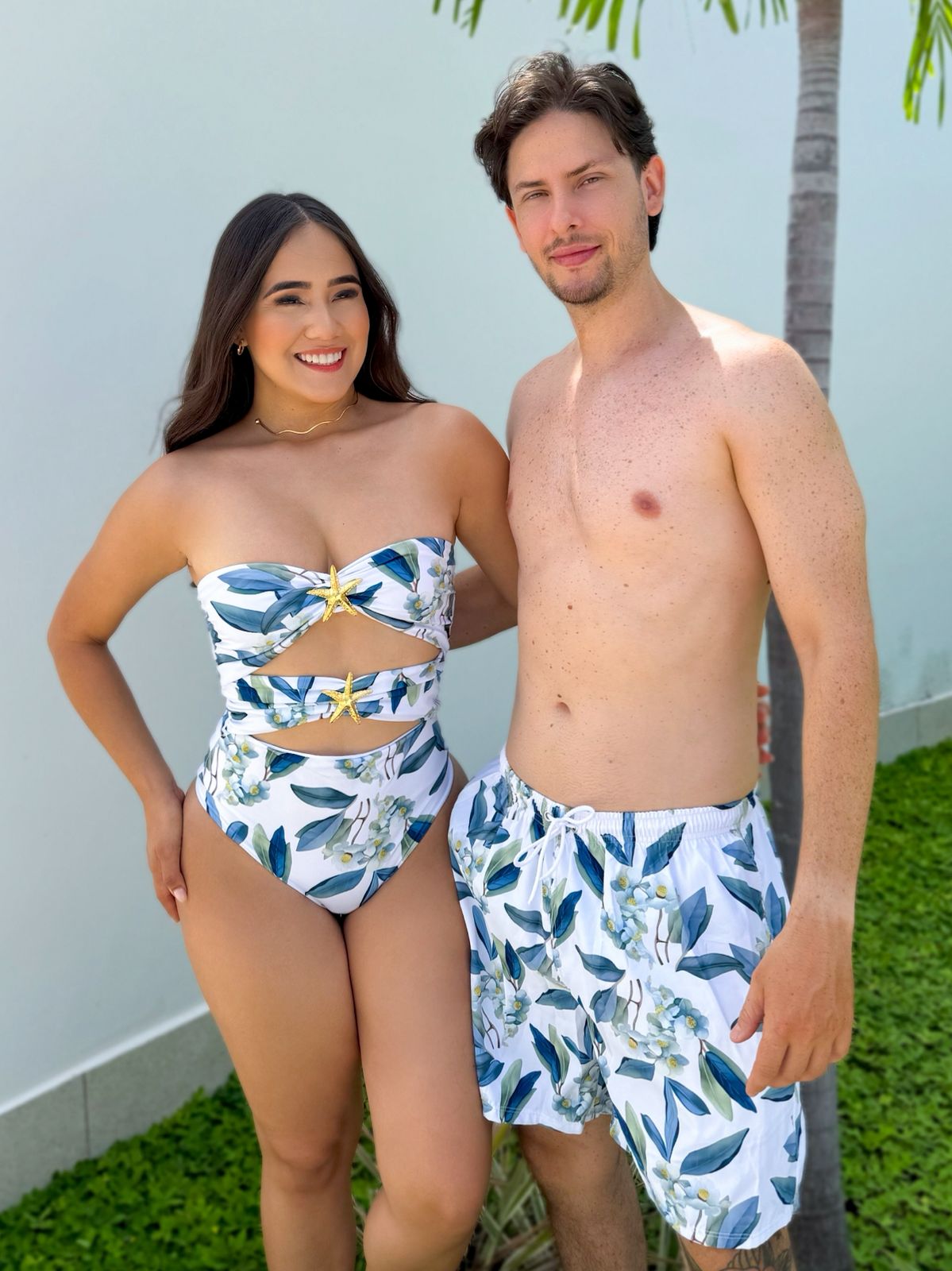 Combo De Pareja Dama Enterizo Estampado Strapless Con Herraje Estrellas De Mar Y Caballero Pantaloneta Estampada