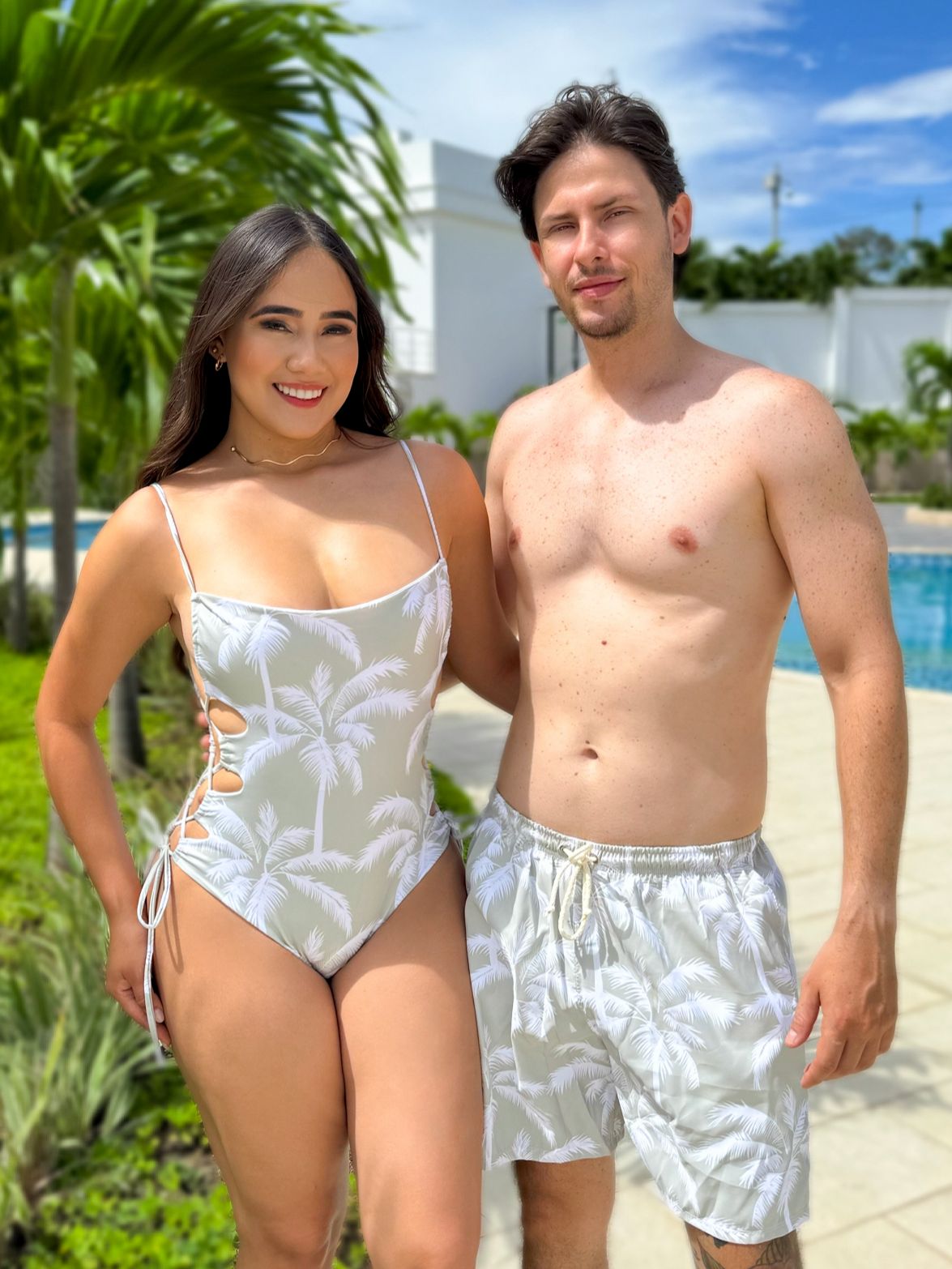 Combo de pareja dama enterizo estampado palmas con detalle trenzado en laterales Y Caballero Pantaloneta Estampada