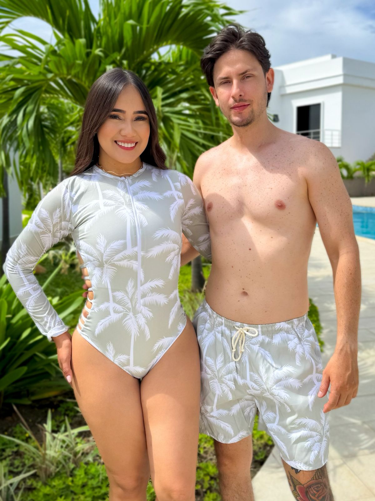 Combo De Pareja Dama Enterizo Tipo Buzo Estampado Palmas Con Aberturas Laterales Y Caballero Pantaloneta Estampada