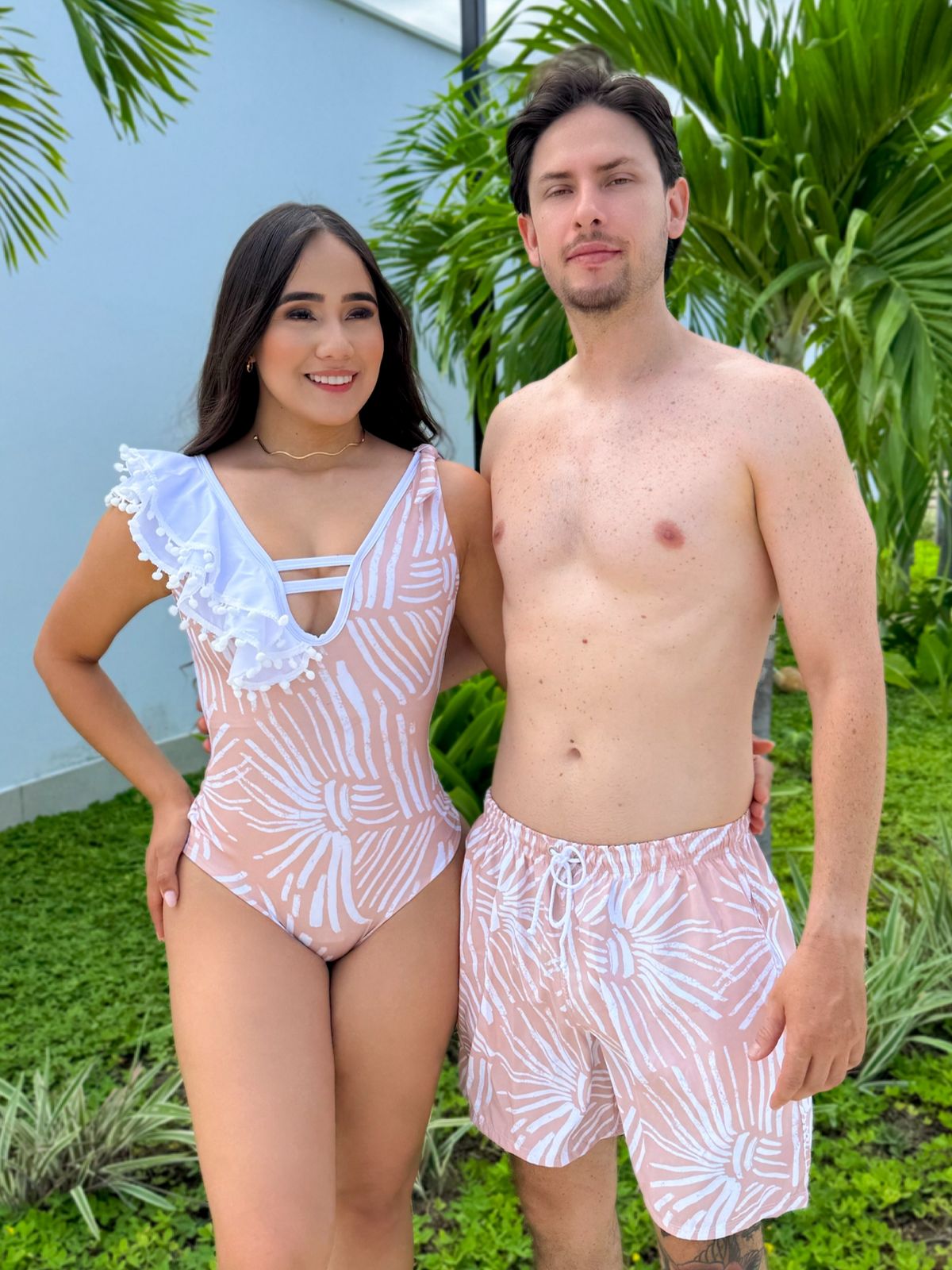 Combo De Pareja Dama  Enterizo Estampado Detalle En Golas Y Pompones Y Caballero Pantaloneta Estampada