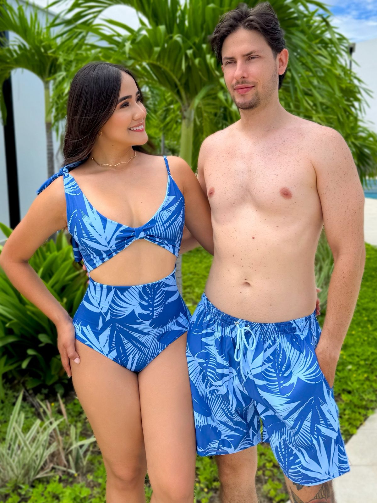 Combo De Pareja Dama Enterizo Estampado Azul Con Detalle En Nudos Y Caballero Pantaloneta Estampada