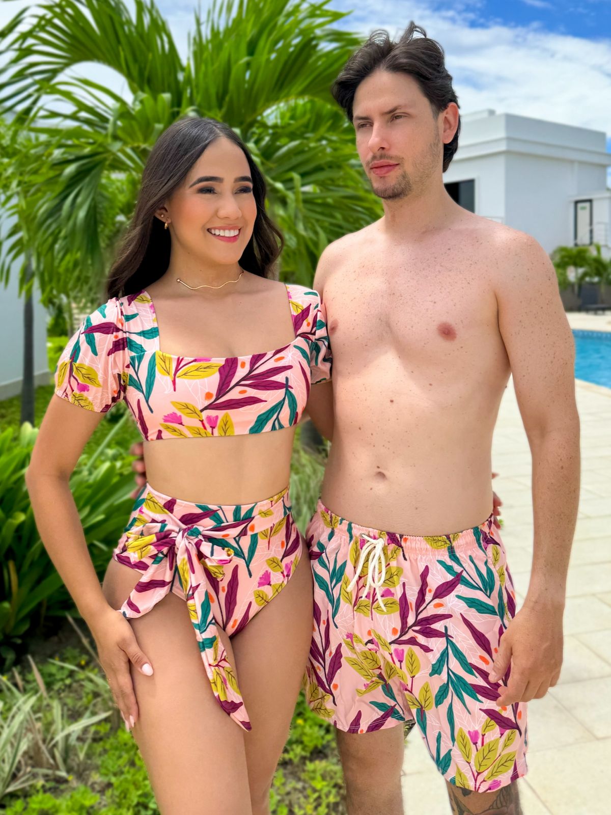 Combo De Pareja Dama Dos Piezas Estampado Top Con Bombacha Panty Con Cinturón Y Caballero Pantaloneta Estampada