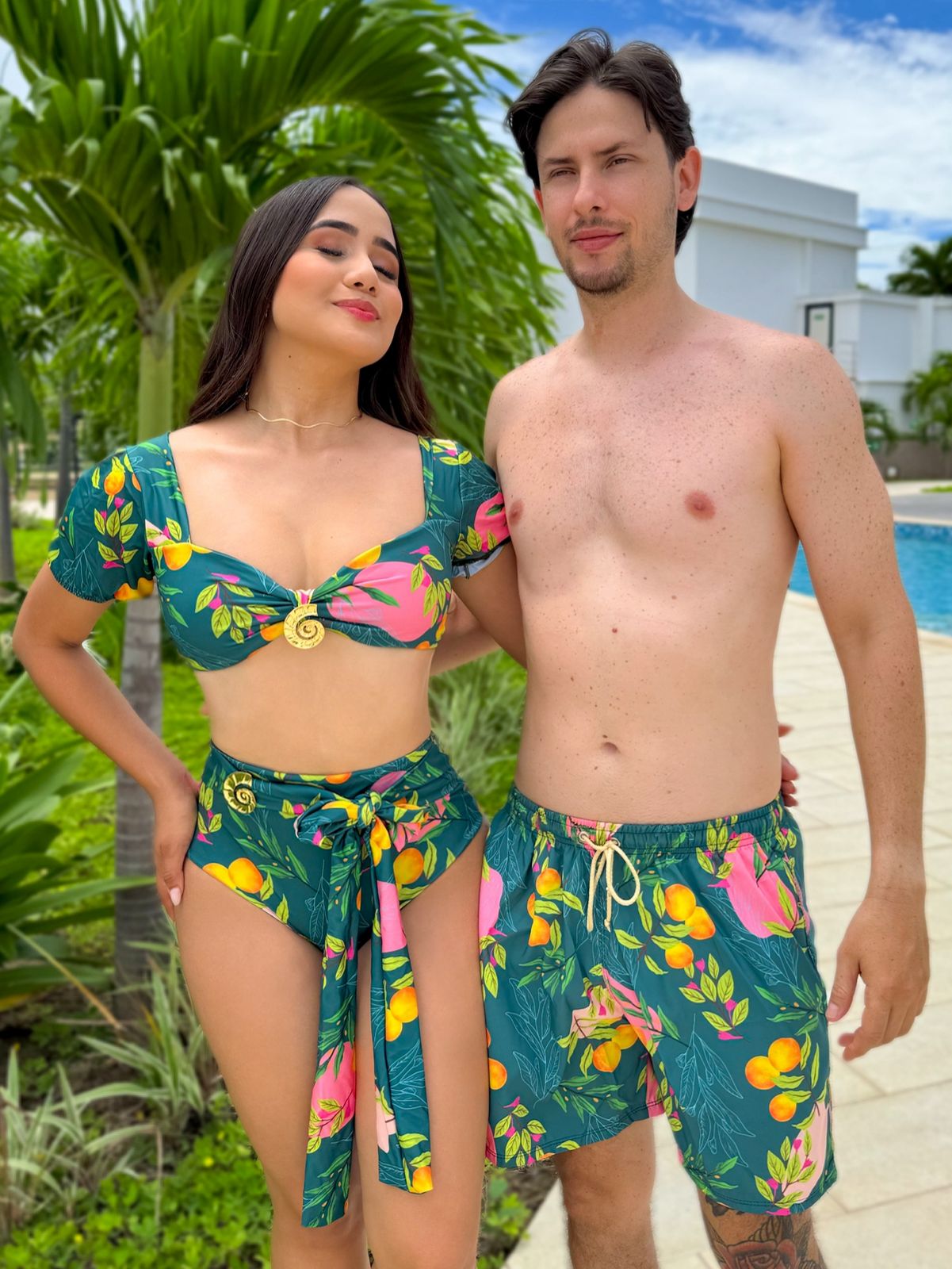 Combo De Pareja Dama Dos Piezas Estampado Top Con Bombacha Y Panty Con Cinturón Herrajes De Caracol Y Caballero Pantaloneta Estampada