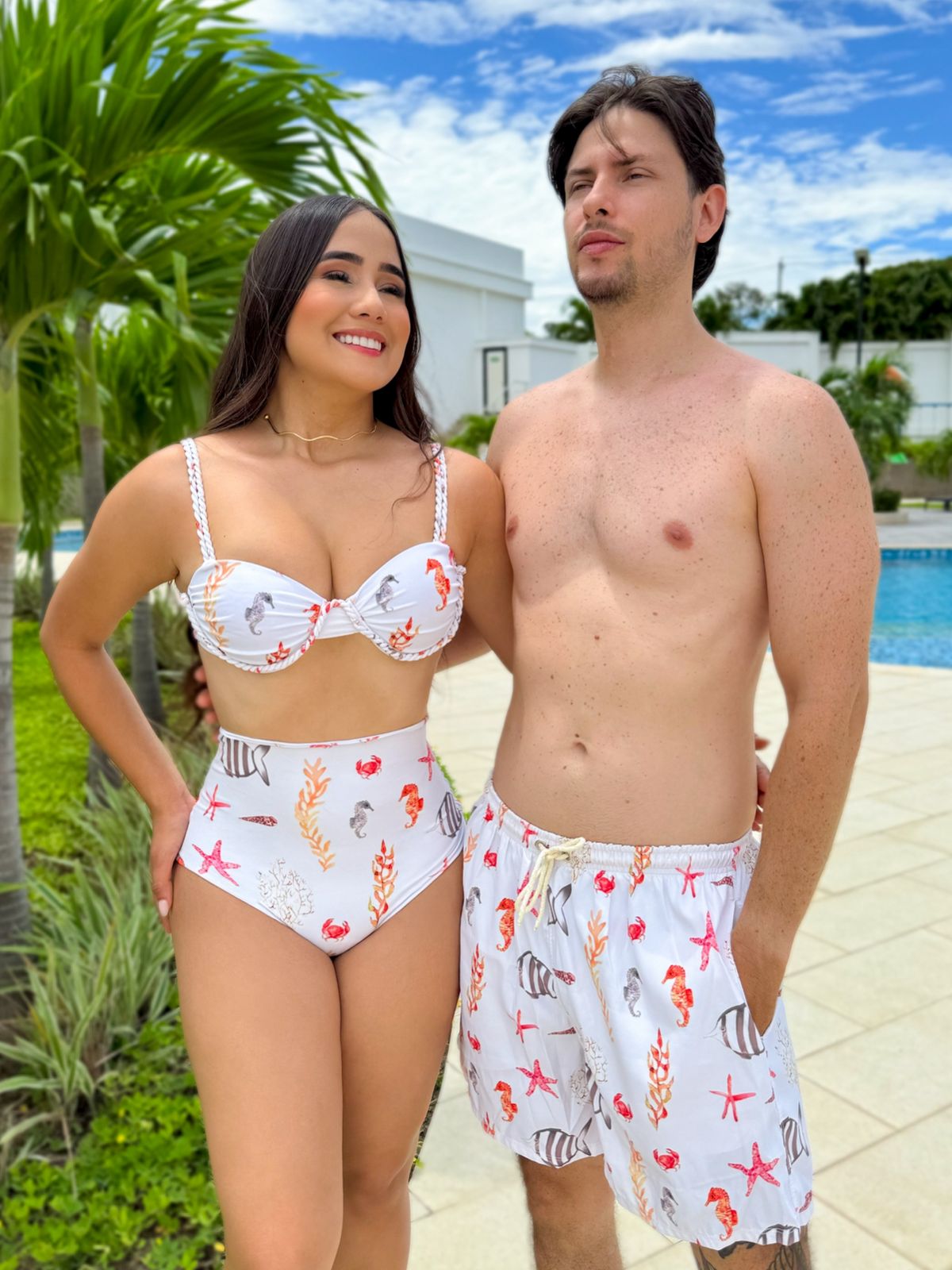 Combo De Pareja Dama Dos Piezas Estampado Top Con Trenzado Artesanal Panty Alta Y Caballero Pantaloneta Estampada
