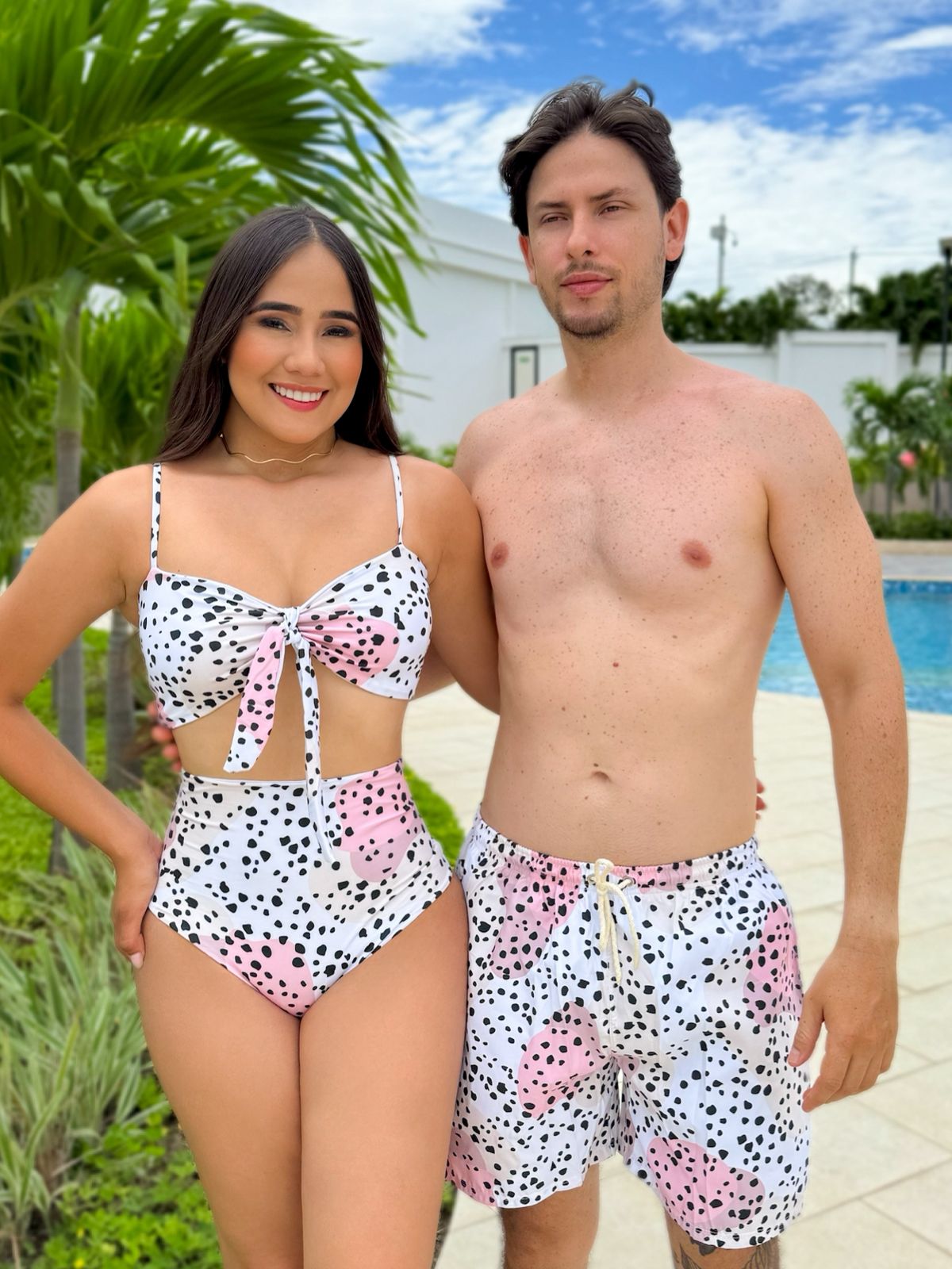 Combo De Pareja DamaDos Piezas Estampado Print Manchas Top Con Detalle De Amarrar Y Caballero Pantaloneta Estampada