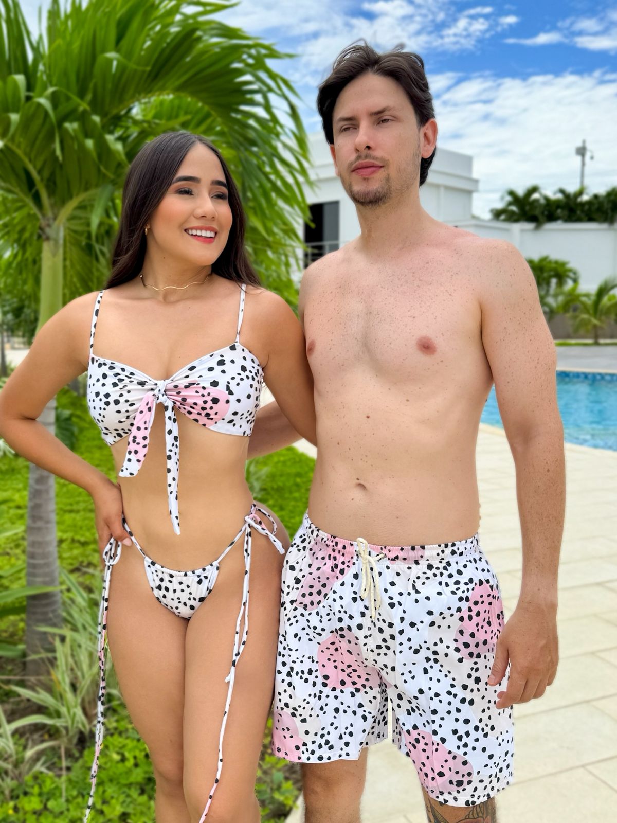 Combo De Pareja Dama Dos Piezas Estampado Print Manchas Top Con Detalle De Amarrar Panty Y Caballero Pantaloneta Estampada