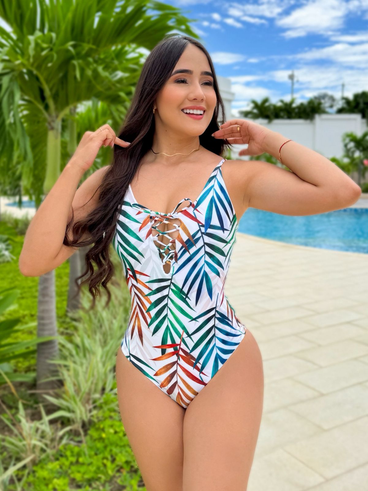 Traje de Baño Enterizo Estampado Hojas Con Detalle Trenzado