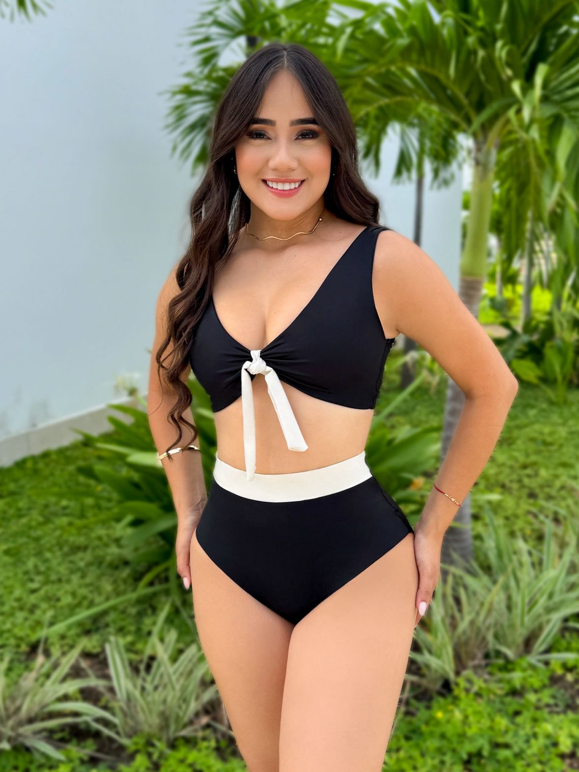 Traje De Baño Dos Piezas Negro Con Blanco Top Con Corbata Panty Alta