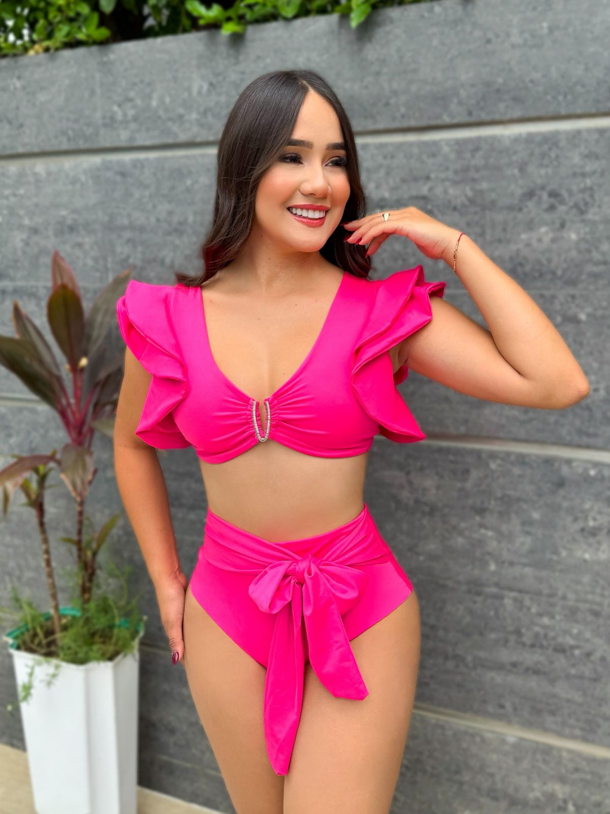 Traje De Baño Dos Piezas Fucsia Top Con Golas Herraje Y Panty Con Cinturón
