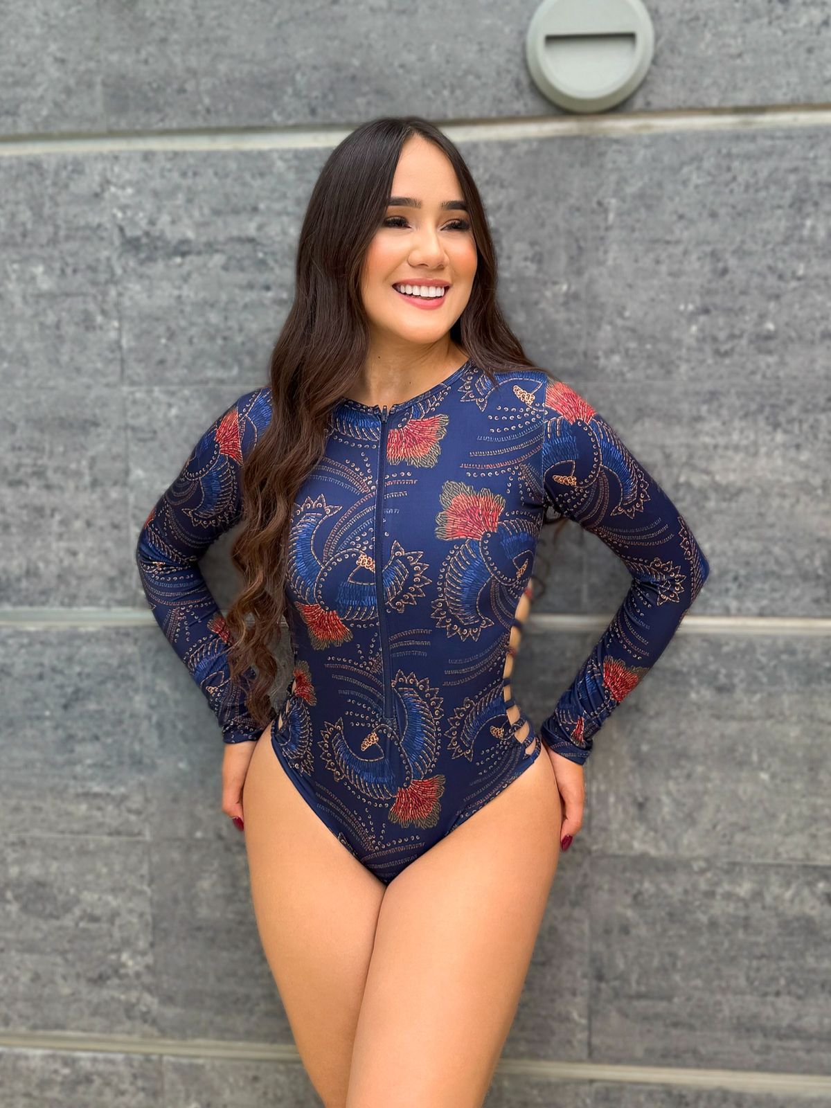 Traje de Baño Enterizo Tipo Buzo Estampado Azul Oscuro Con Aperturas Laterales