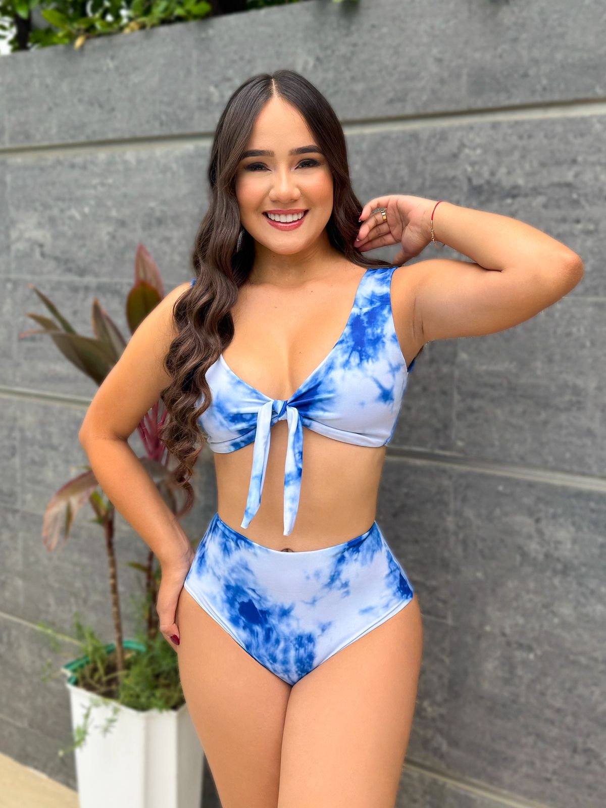 Traje De Baño Dos Piezas Estampado Marmoleado Azul Y Blanco Top Con Nudo
