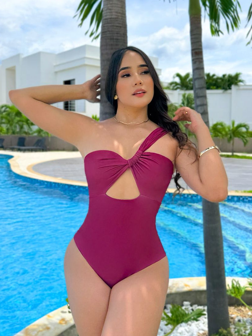 Traje De Baño Enterizo Color Vino Nudo Medio Beso